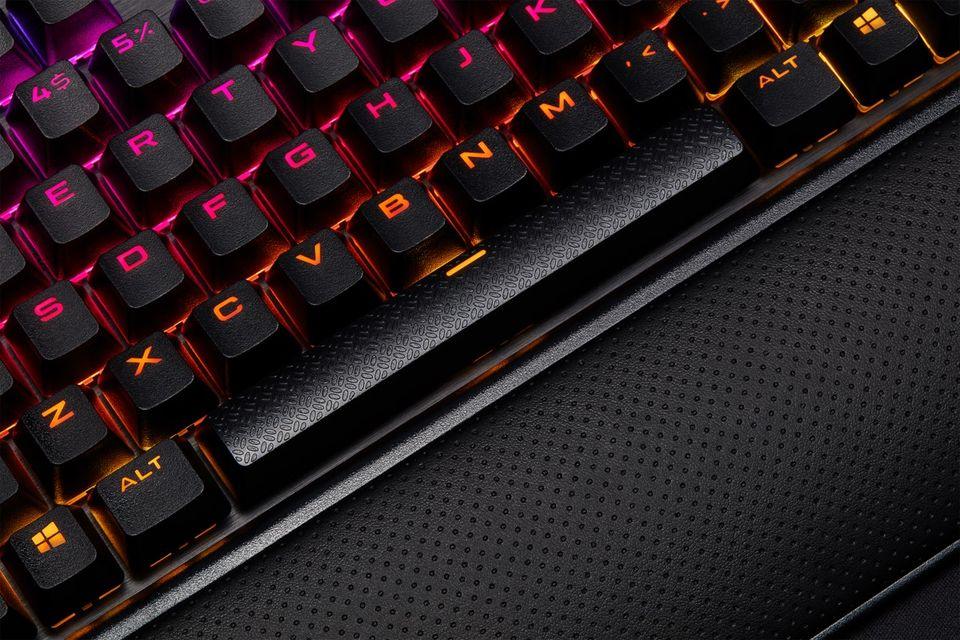 CORSAIR GAMING K95 RGB PLATINUM XT MECHANICAL GAMING KEYBOARD CHERRY MX SPEED (SILVER) - DataBlitz