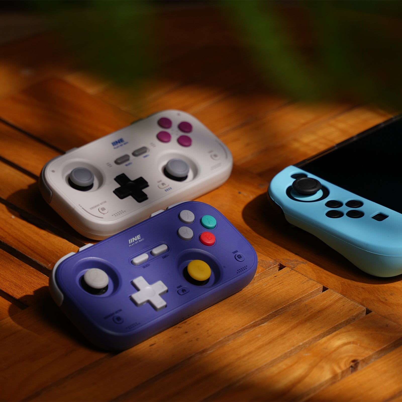 IINE Palm-Sized Retro Chronos Controller for Nintendo Switch