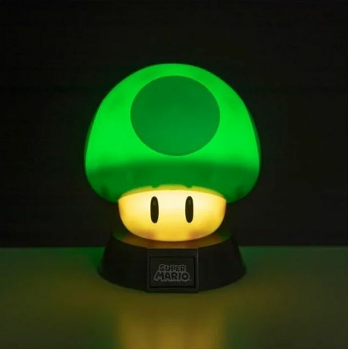 Grün leuchtender Super-Mario-1-Up-Pilz auf schwarzem Sockel